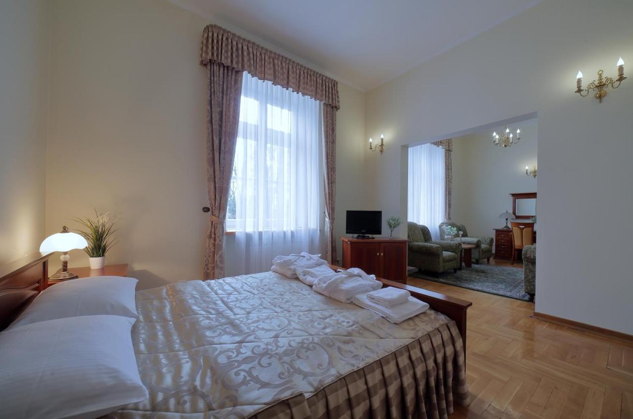 Palac Pod Kampinosem - Blisko Warszawy Leszno  Buitenkant foto