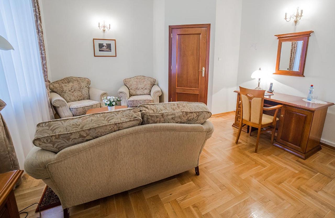 Palac Pod Kampinosem - Blisko Warszawy Leszno  Buitenkant foto