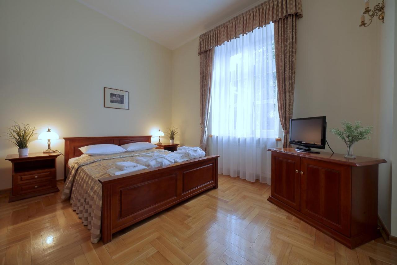 Palac Pod Kampinosem - Blisko Warszawy Leszno  Buitenkant foto