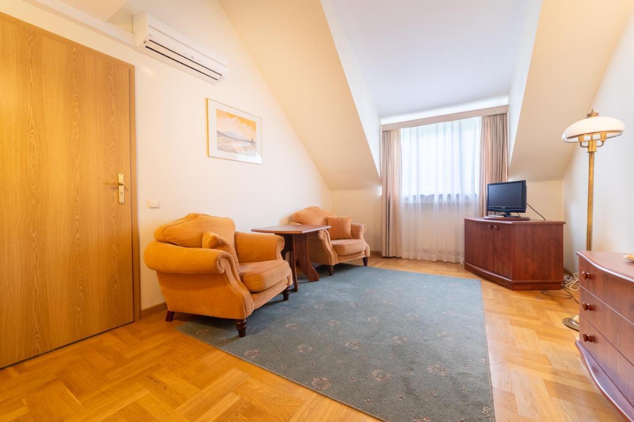 Palac Pod Kampinosem - Blisko Warszawy Leszno  Buitenkant foto